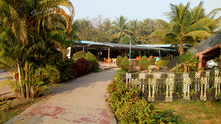 farmhouse in mumbai with garden